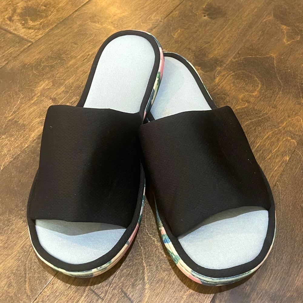 Womens house slippers never been worn new without tags